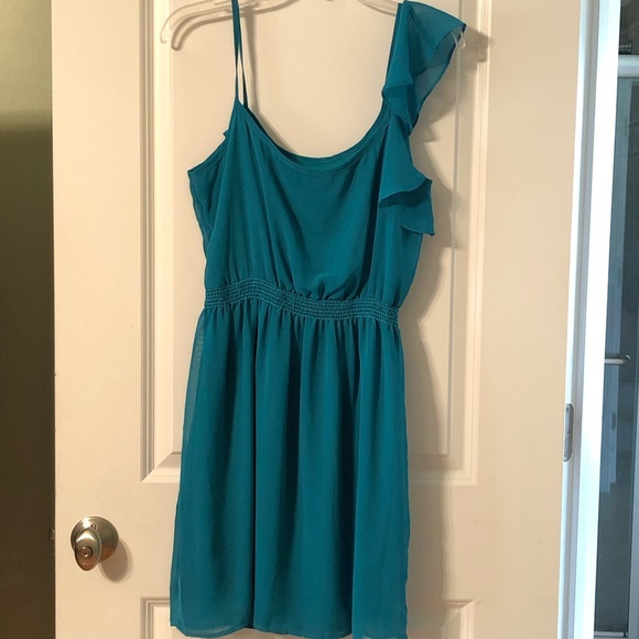 Beautiful green dress, can wear with a blazer or alone - Picture 2 of 4